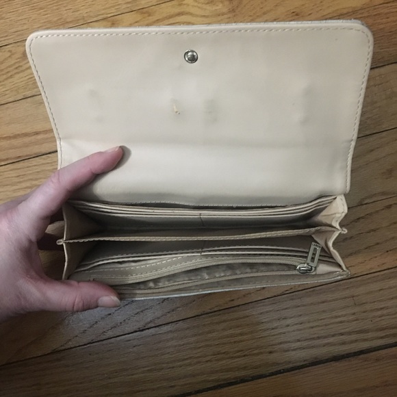 GUESS WALLET!!! - Picture 2 of 5